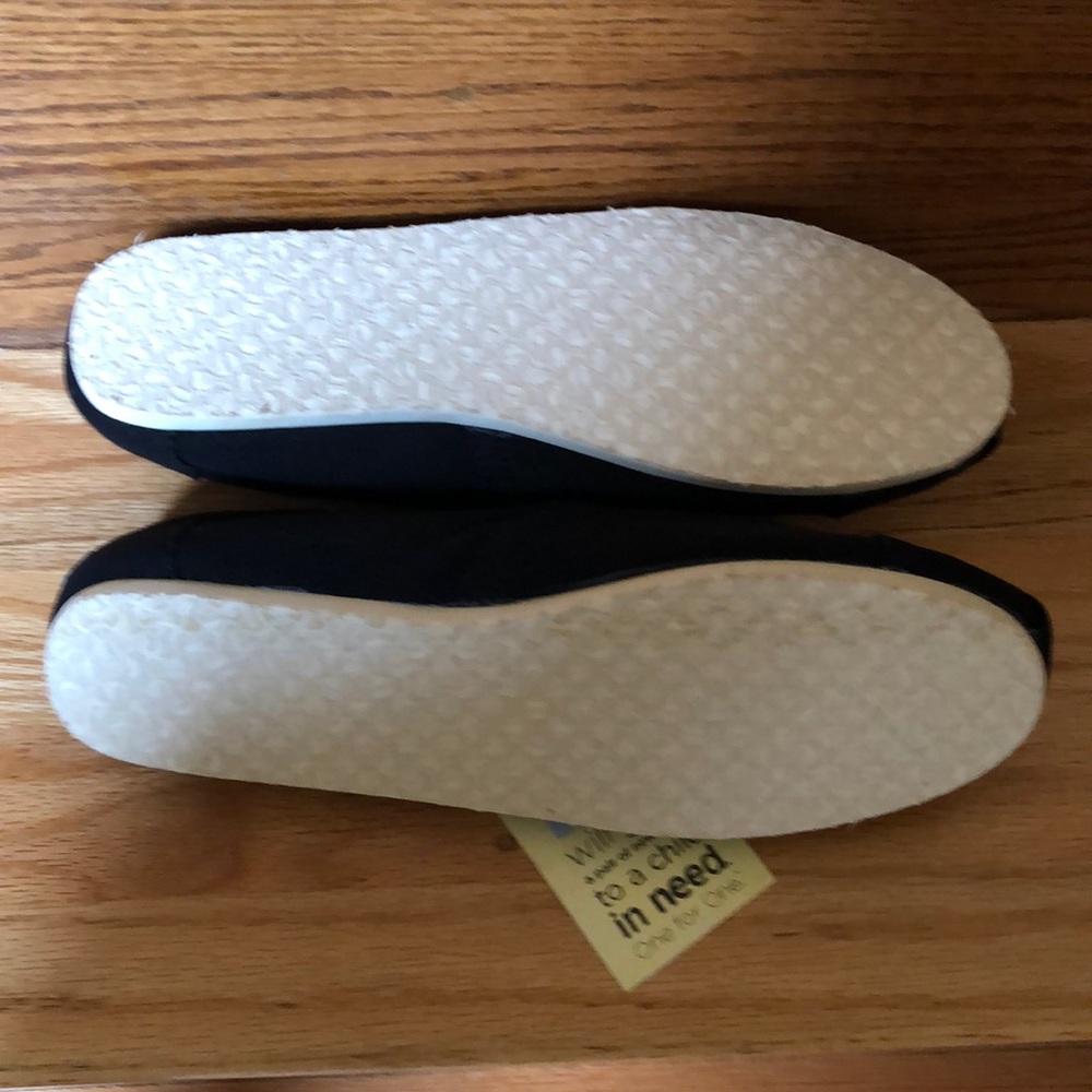 Toms Classics - Artist Series - NWT - Picture 3 of 3